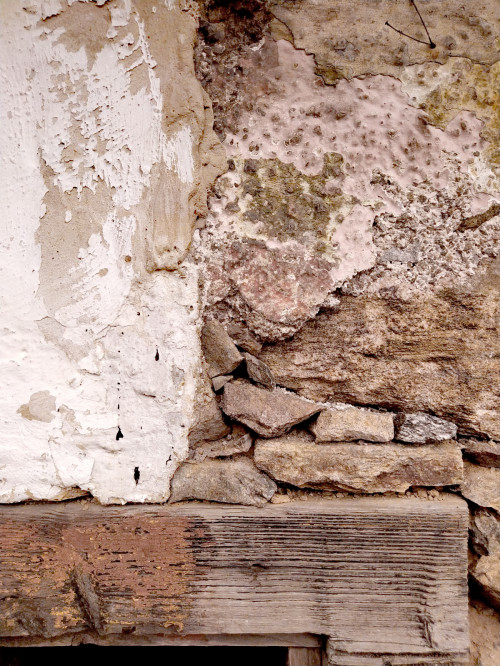 Ziegelwand mit Kalkputz